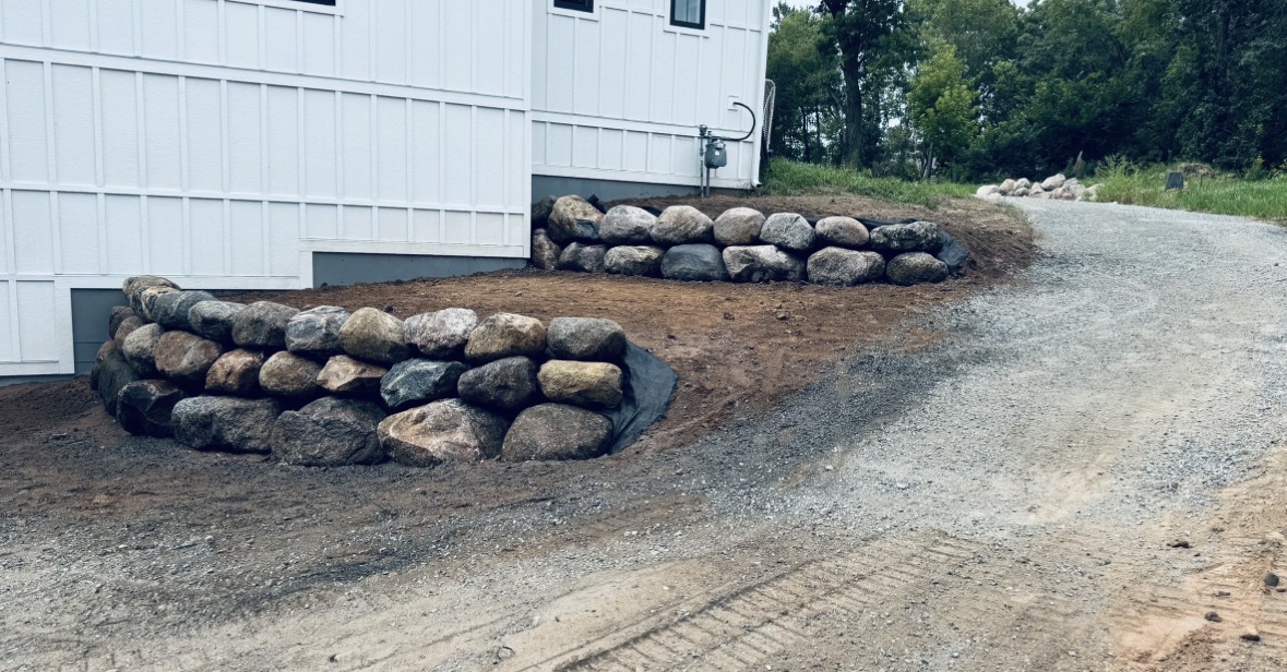 Tiered boulder wall